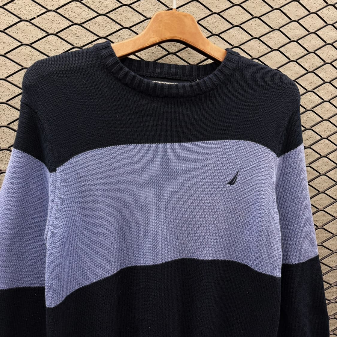 노티카 와이드 스트라이프 코튼니트 톤다운 컬러블럭 로고 디테일 네이비블루 상품이미지4