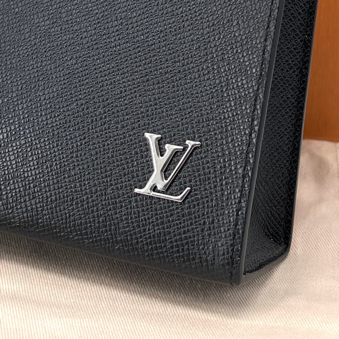 루이비통 LV 타이가 포쉐트 보야주 클러치백 블랙 (M30450) 상품이미지7