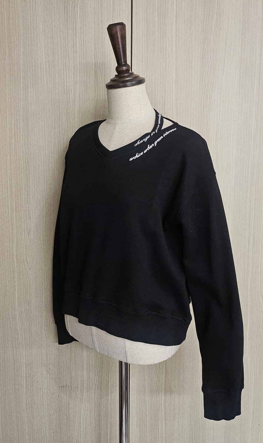 인터크루 블랙 브이넥 크롭 맨투맨 85 레터링 포인트 상품이미지4