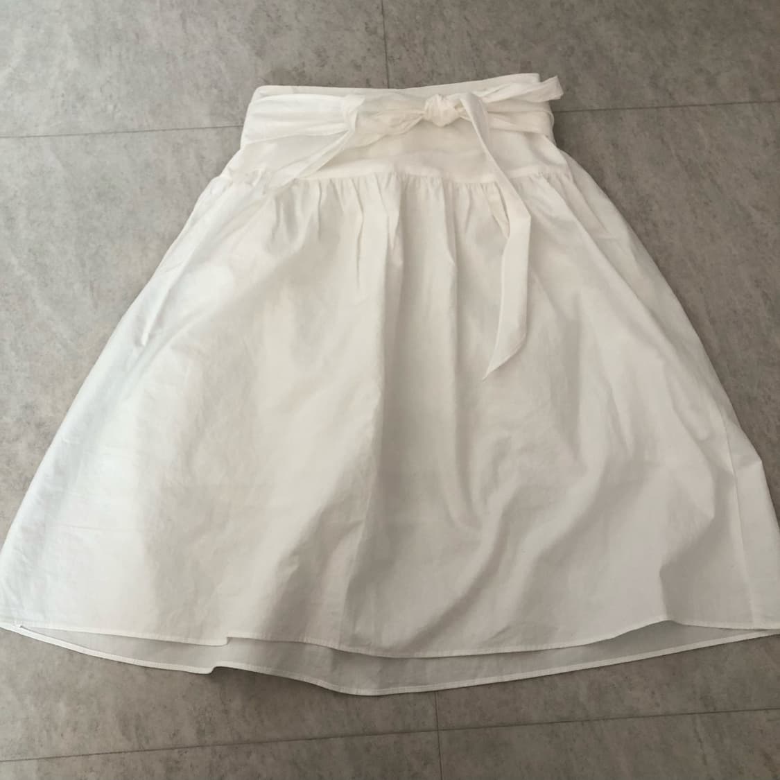 꼬모니노즈 뒷밴딩 리본 스트랩 미디 스커트 아이보리 free 상품이미지3