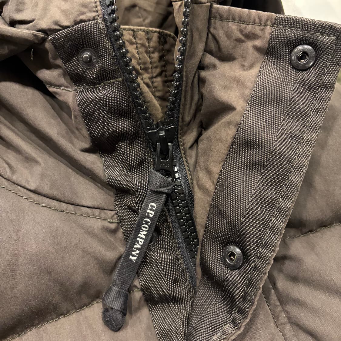 [100] 13FW CP컴퍼니 고글 다운 패딩 점퍼 브라운 카키 D535 상품이미지5