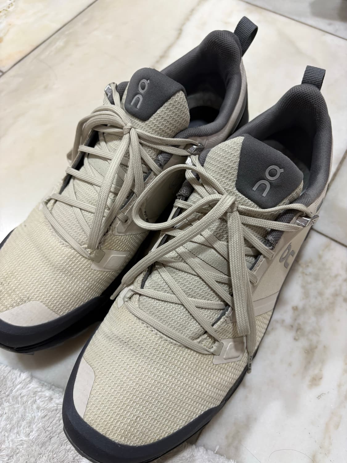 온러닝 클라우드원더 워터프루프 샌드 블랙 290 상품이미지1