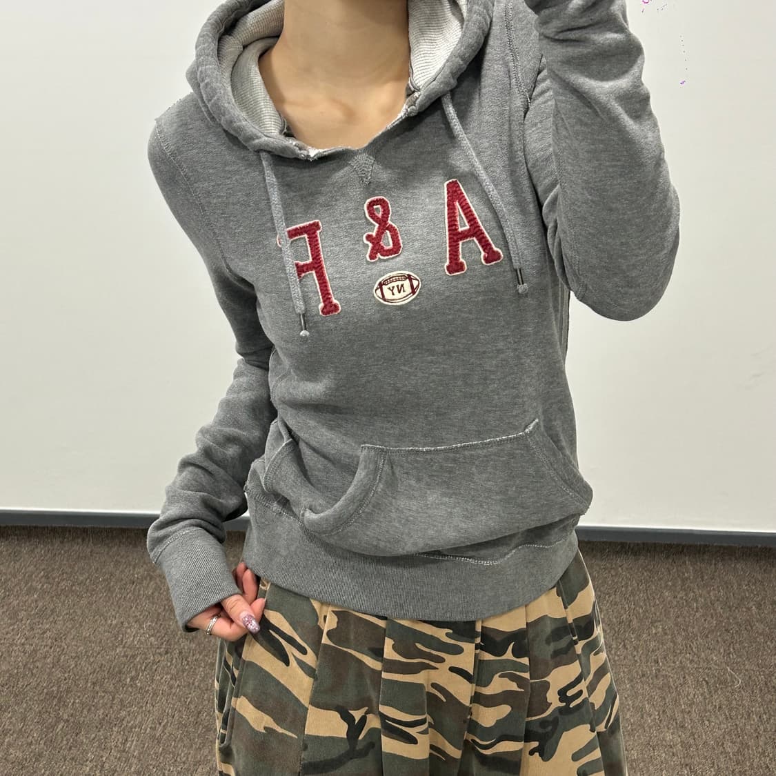 Abercrombie 아베크롬비 레드 로고 넥 트임 그레이 후드티  상품이미지2