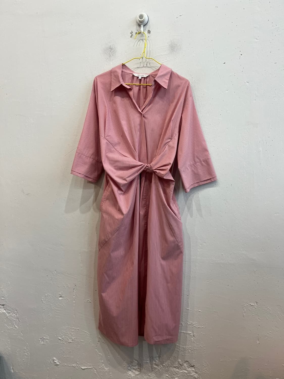 온앤온 스트라이프 꼬임 원피스 상품이미지1