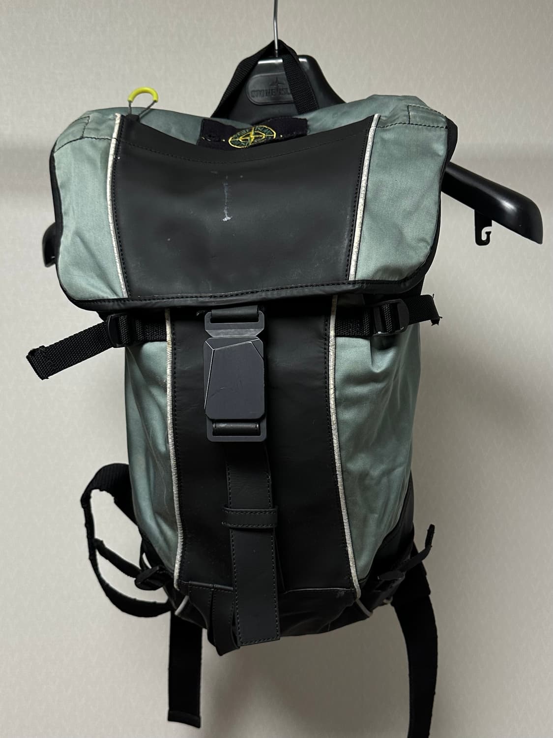 스톤아일랜드 와펜 리플렉티브 백팩 os 블랙 상품이미지1