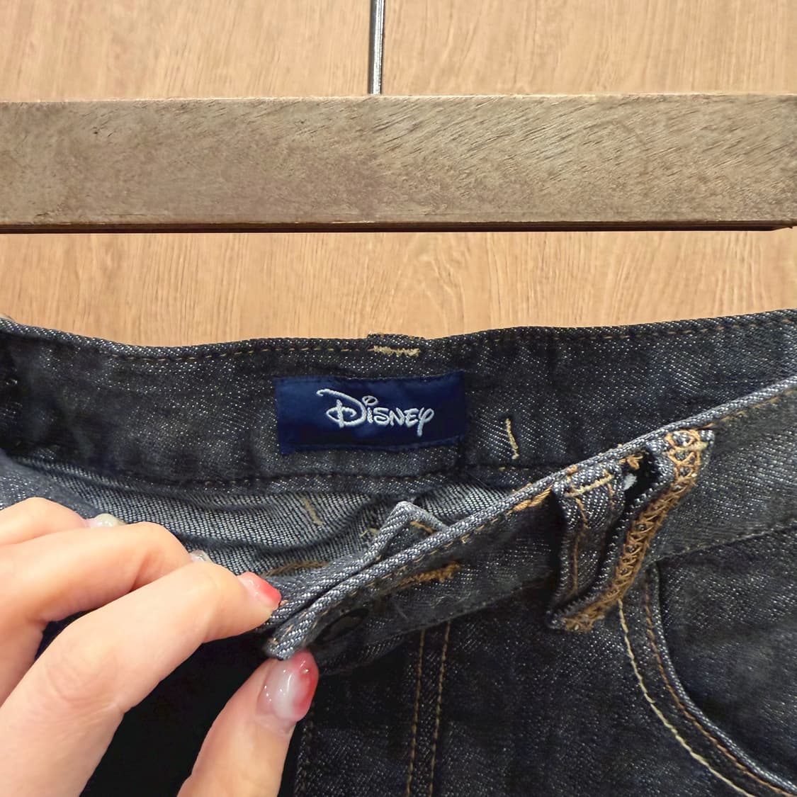 디즈니 데님 미니 스커트 미키 프린팅 백 슬릿 디테일 H라인 흑청 상품이미지8