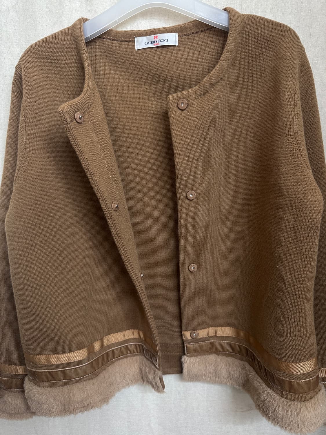 gallery visconti 리본 퍼 라떼 가디건 상품이미지5