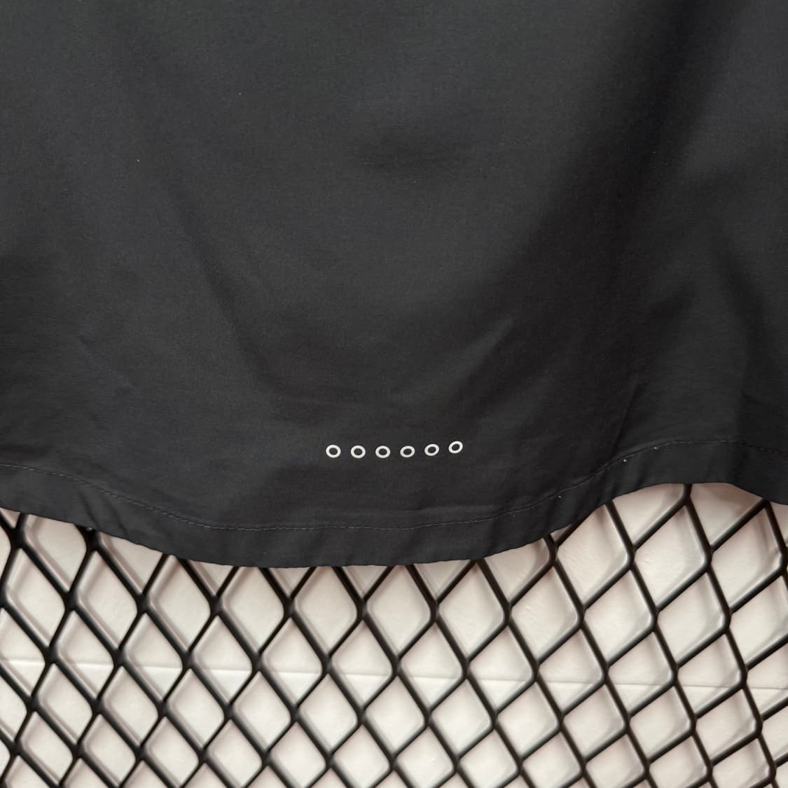 나이키 우먼스 에센셜 러닝 후드 바람막이 전면 로고 포인트 블랙 상품이미지6