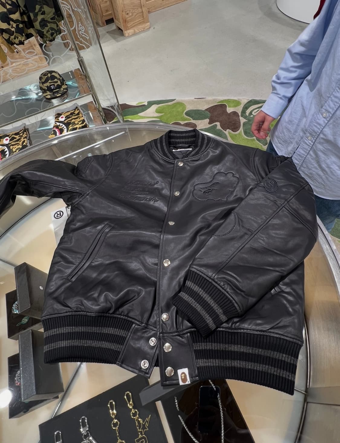 베이프 멀티로고 바시티 자켓 상품이미지1