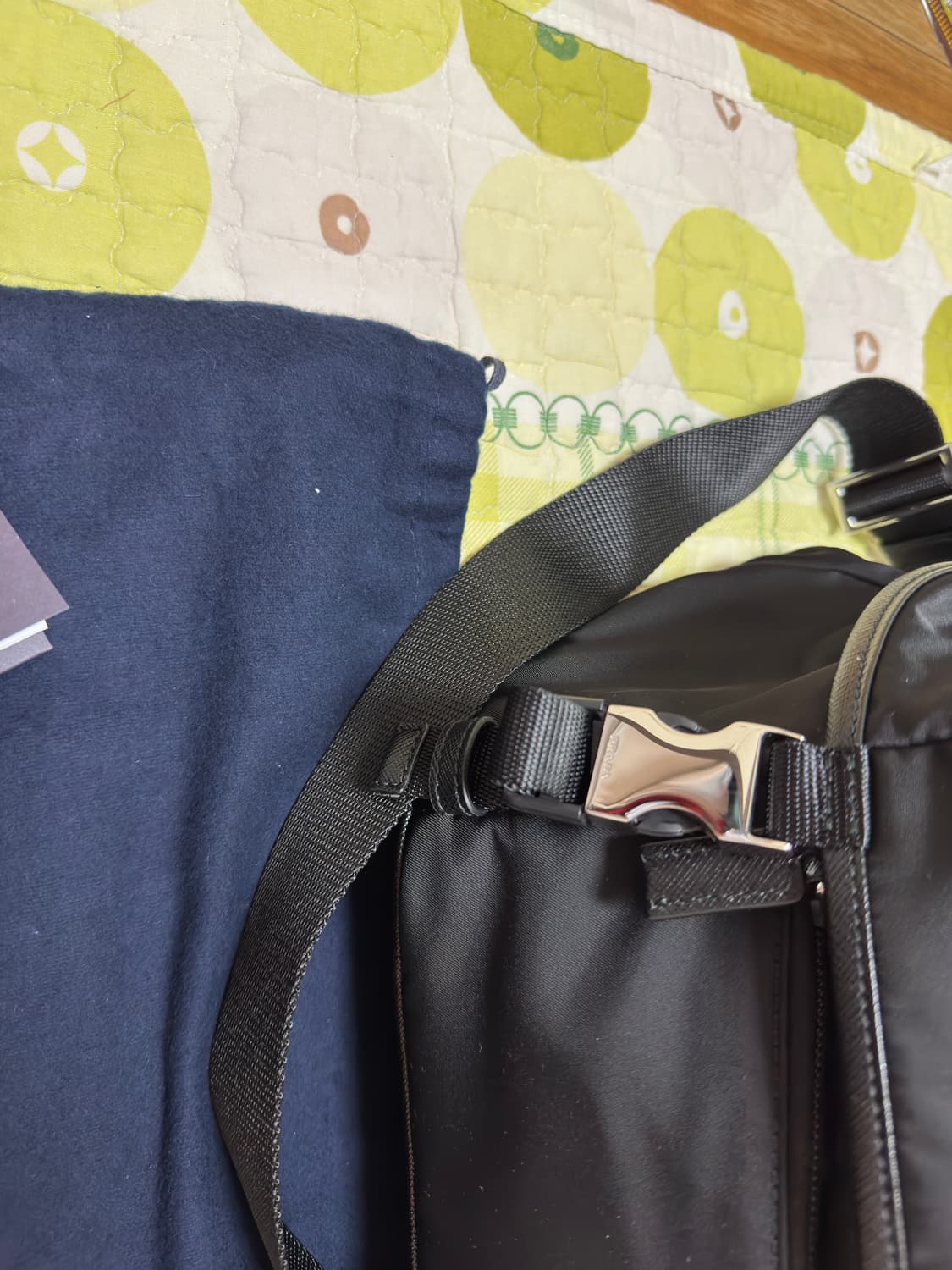 프라다 바이커백 미디움 상태 S급 상품이미지3