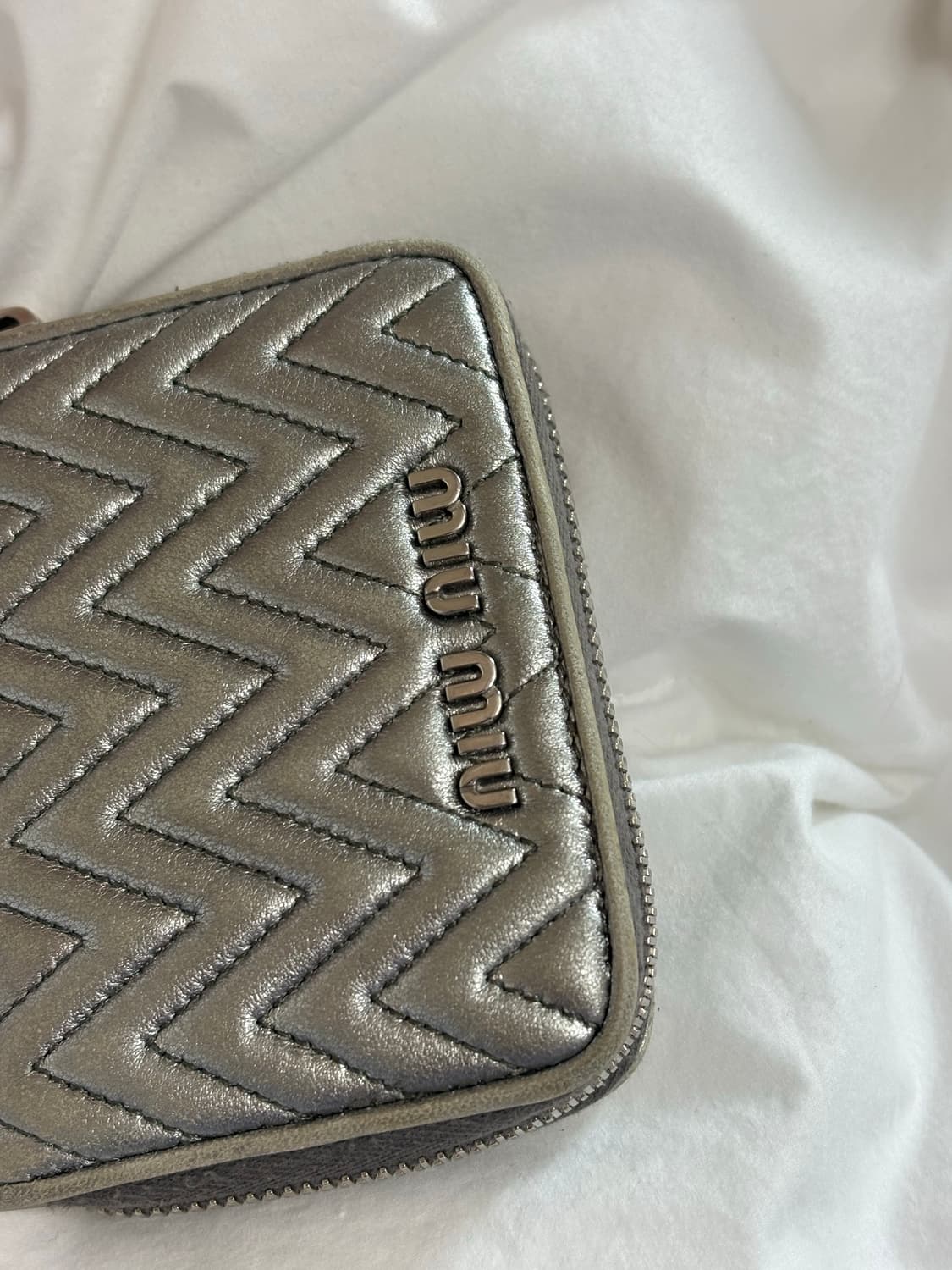 미우미우 마쎄라테 나파 지갑 지퍼돌이 실버 상품이미지7