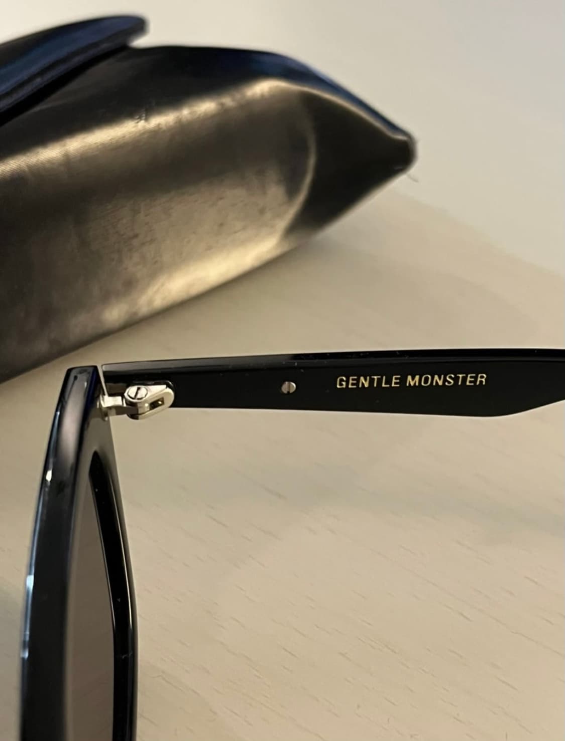 젠틀몬스터 LOTI 01 블랙 선글라스 (풀박스) 상품이미지4