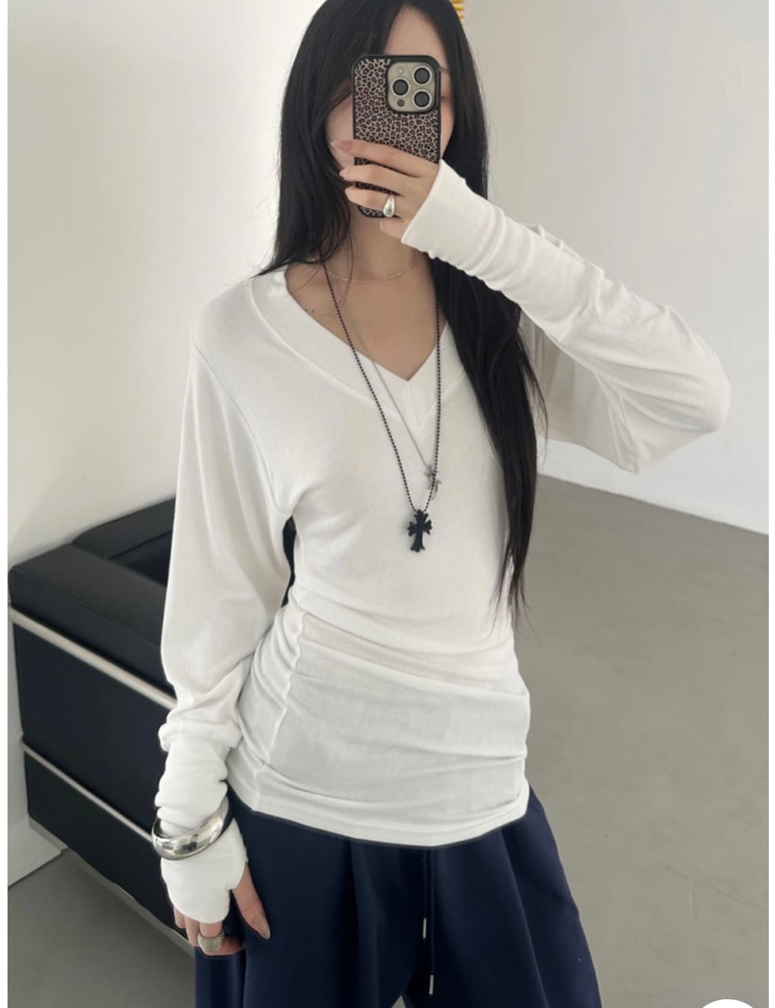 이너뮤트 브이넥 워머 긴팔티 v-neck femme top 블랙 상품이미지1