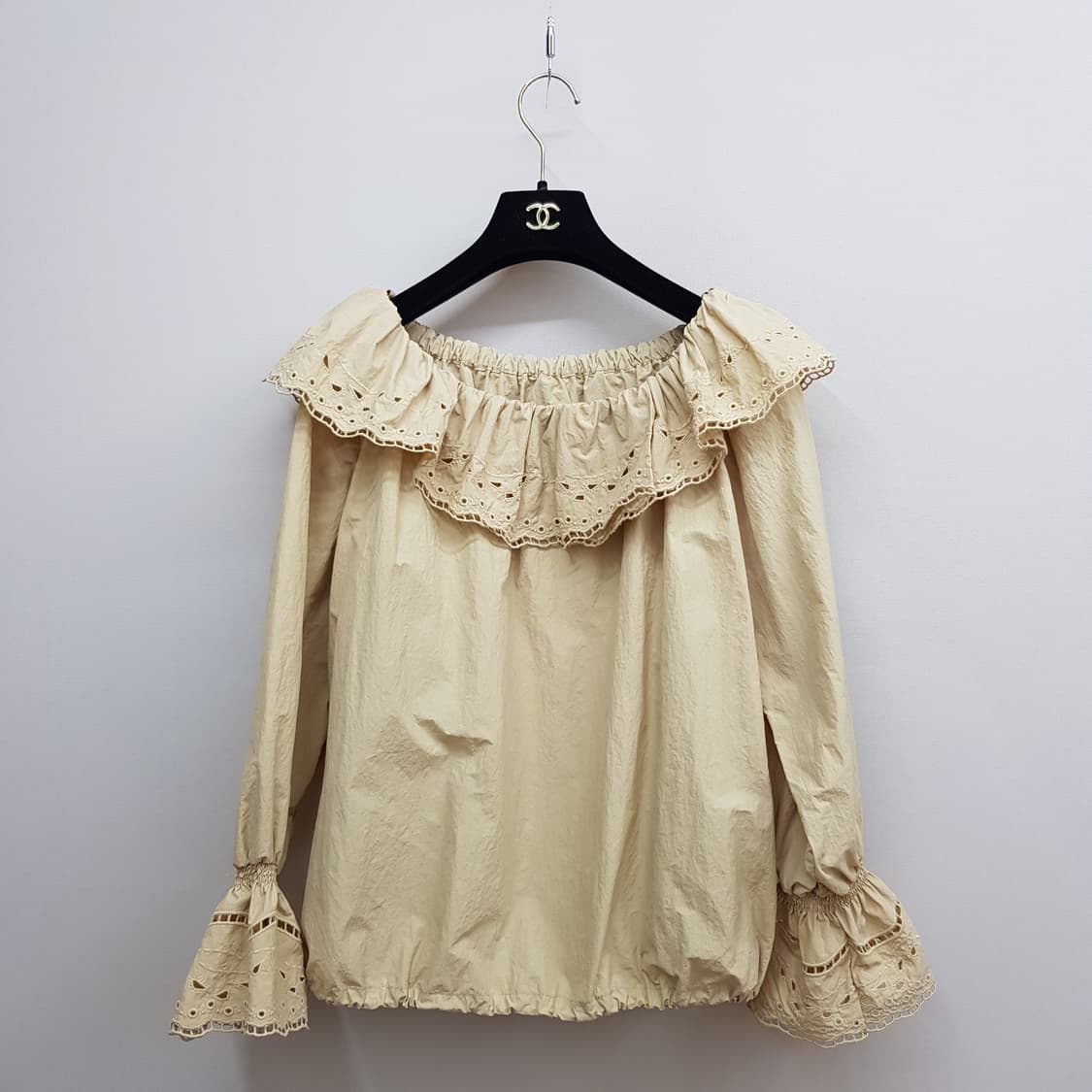 한섬 타임 TIME 프릴 오프숄더 레이스 블라우스 F사이즈 상품이미지1