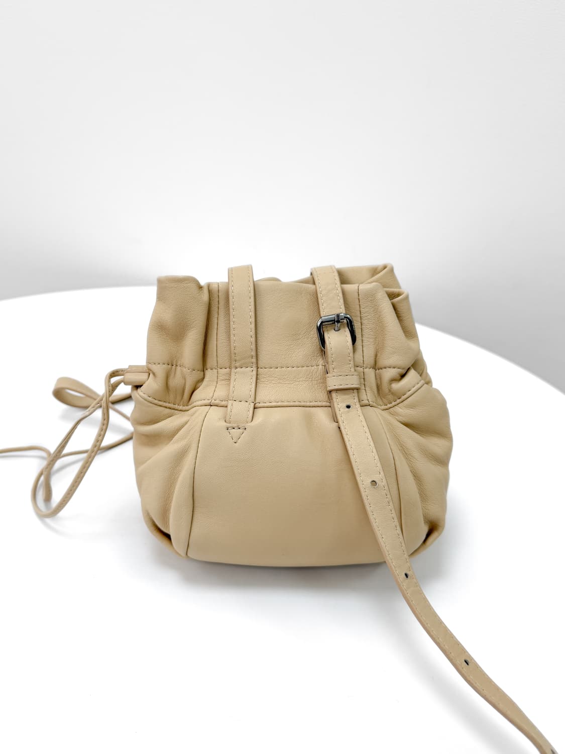 르메르 램스킨 글러브 버킷 펄스백 상품이미지4