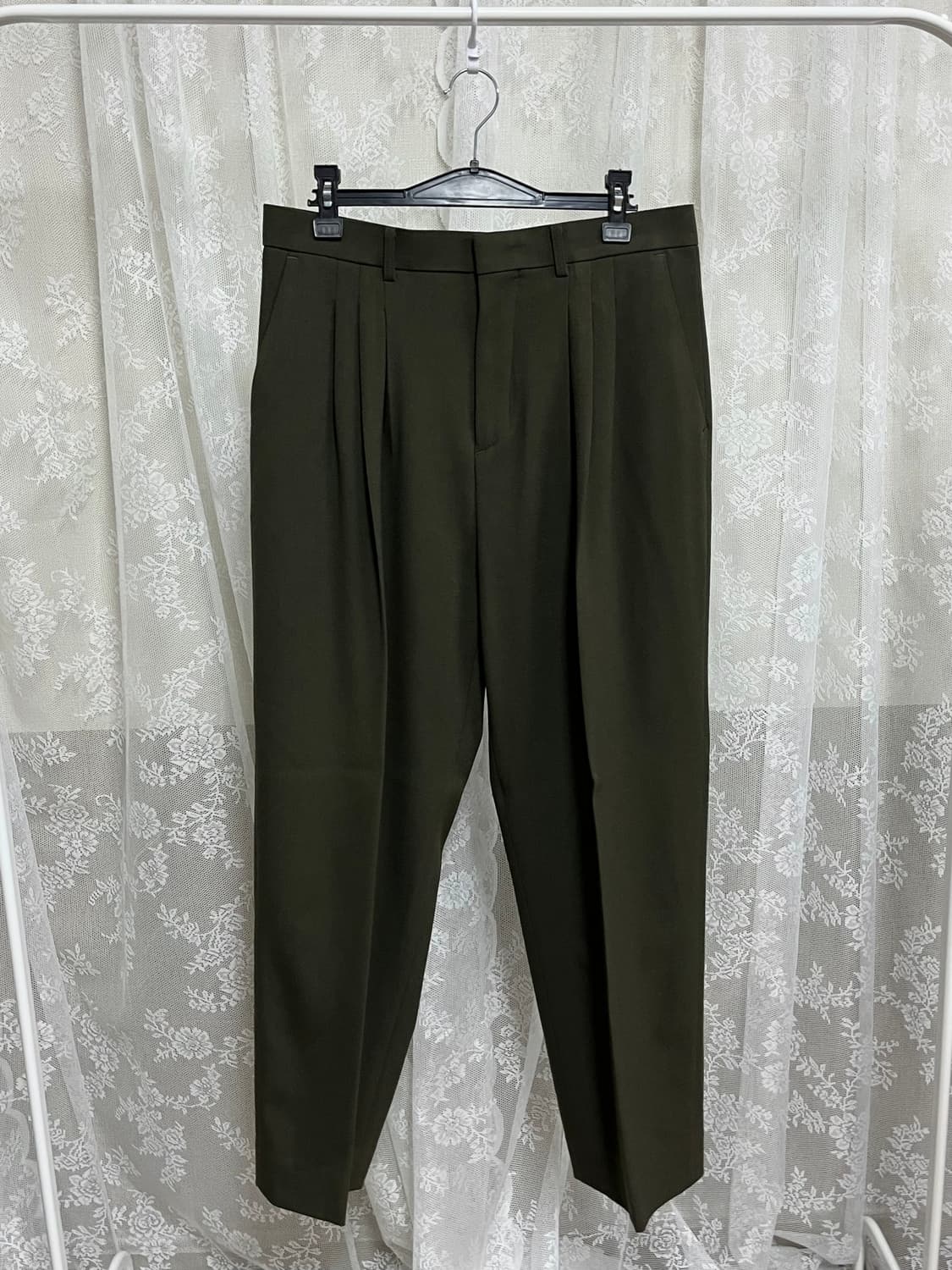 2) 라벨 아카이브 핀턱 슬랙스 카키 상품이미지1