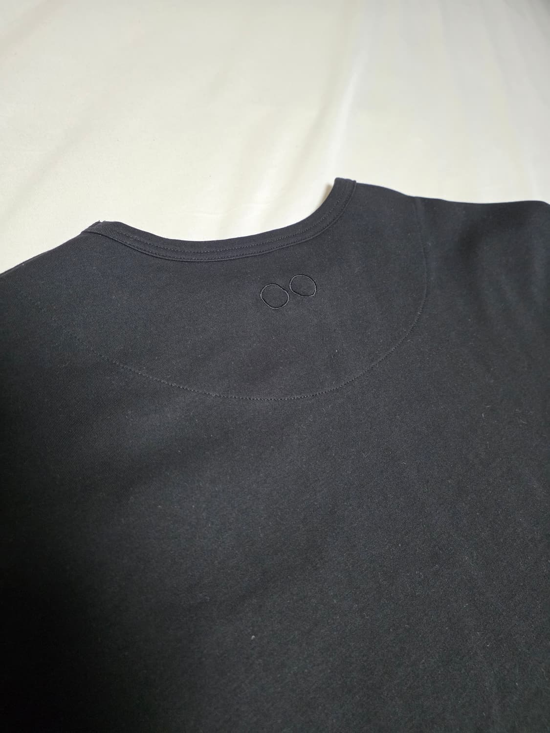 송지오옴므 어시메트릭 컷 크루넥 블랙 100 (가슴단면 60cm) 상품이미지4