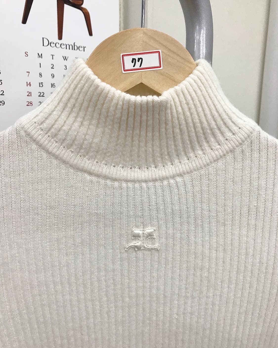 꾸레쥬 로고 모크넥 골지 니트 상품이미지2