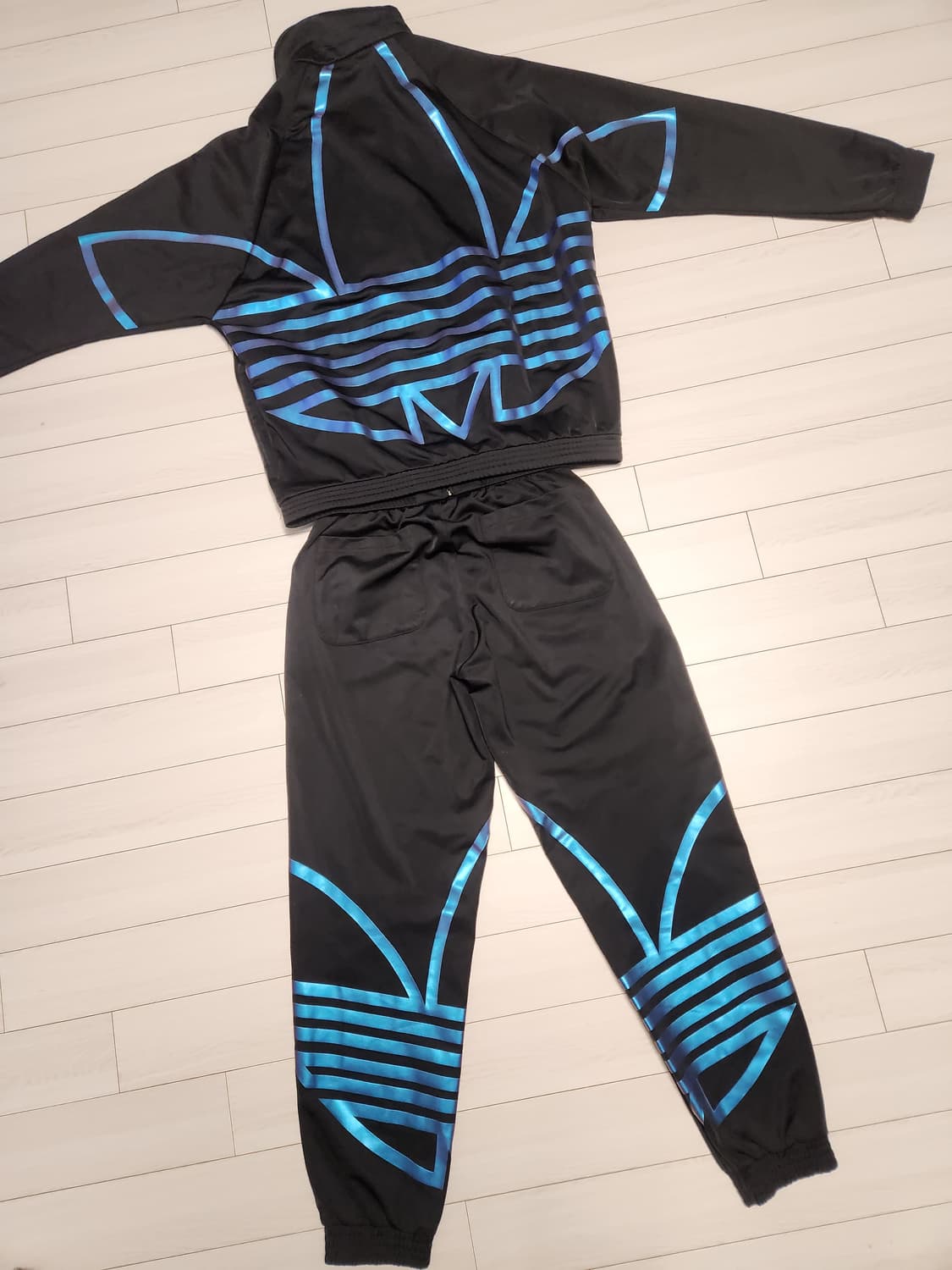 아디다스 제노 트랙탑 팬츠 트레이닝복 세트

여러 중고사이트에도 같이 판 상품이미지6