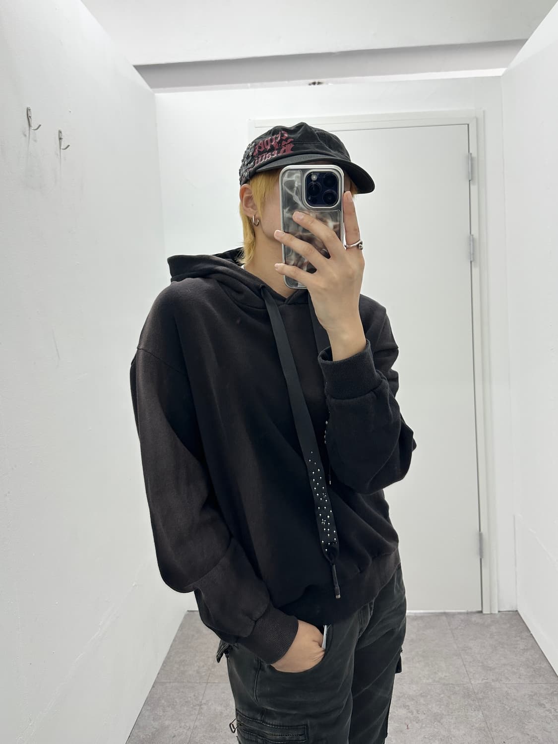 Fade black crop hoodie cubic stud 상품이미지1