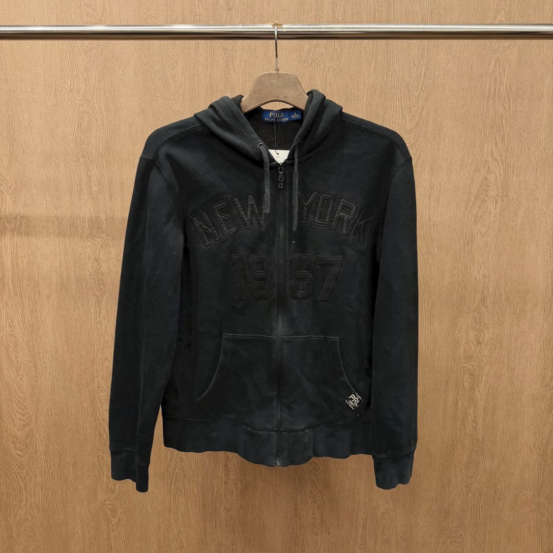 폴로 랄프 로렌 후드 집업 엠보싱 레터링 포켓 로고 탭 디테일 블랙 상품이미지2