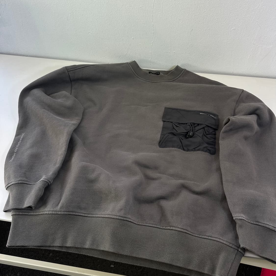 100 체이스컬트 다크그레이 포켓배색 맨투맨 상품이미지3