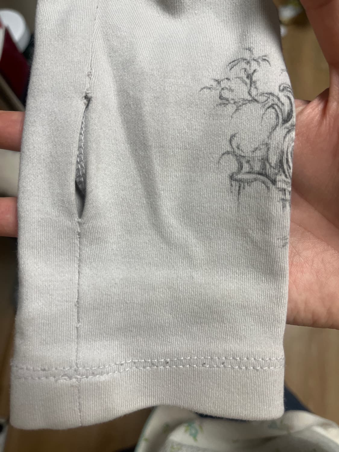 허그유어스킨 허유스 로코코 오너먼트 티 그레이 롱슬리브 오너먼츠 상품이미지3