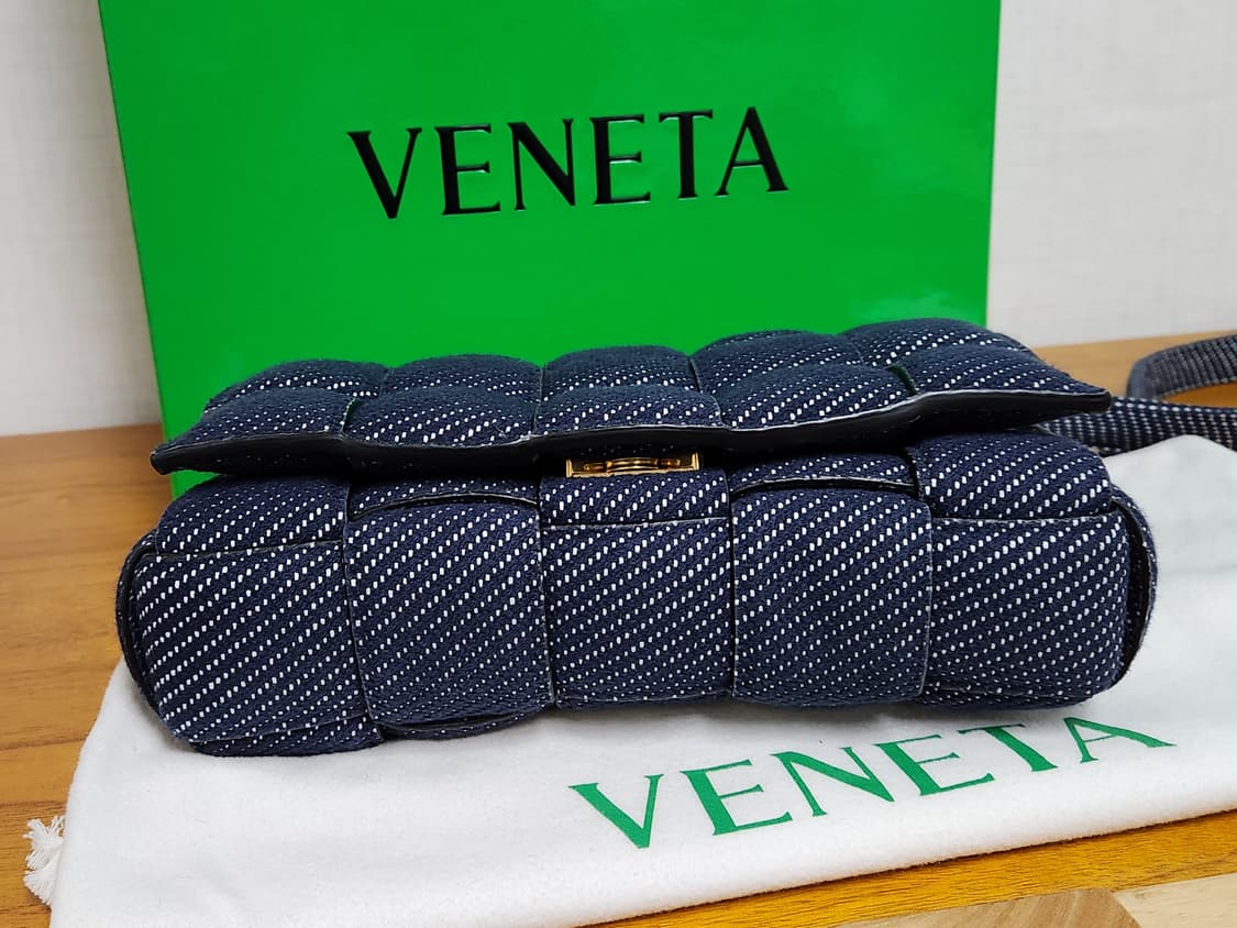 보테가베네타 데님 패딩 카세트백 상품이미지3