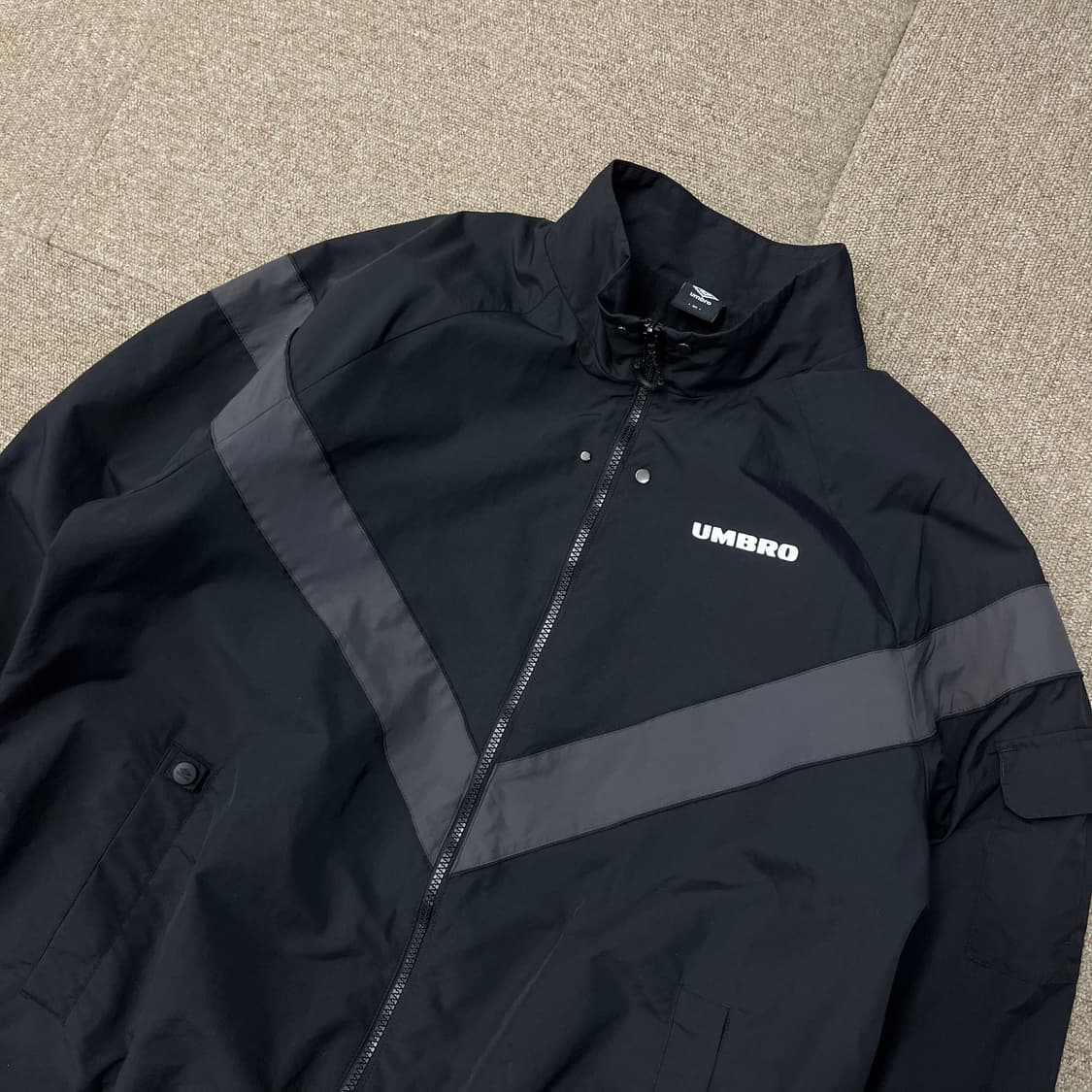 엄브로 ipfu 빅로고 바람막이 자켓 상품이미지4