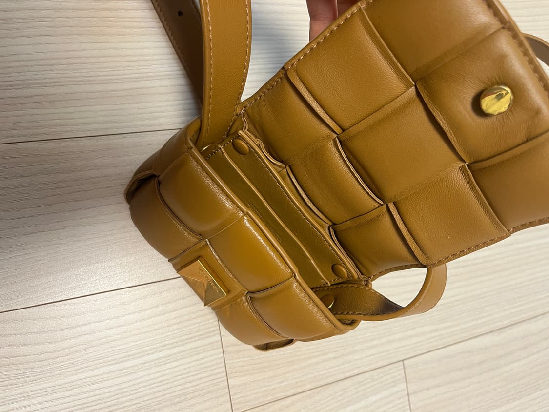 보테가베네타 캔디 패딩 카세트백 카멜 상품이미지2