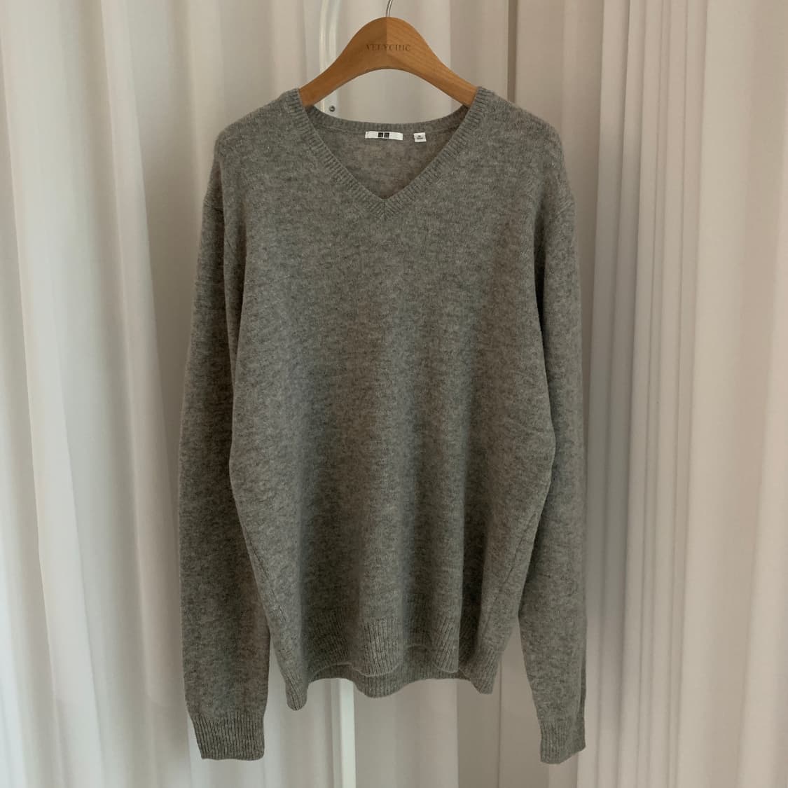 유니클로 PURE NEW WOOL 100 브이넥 니트 상품이미지2