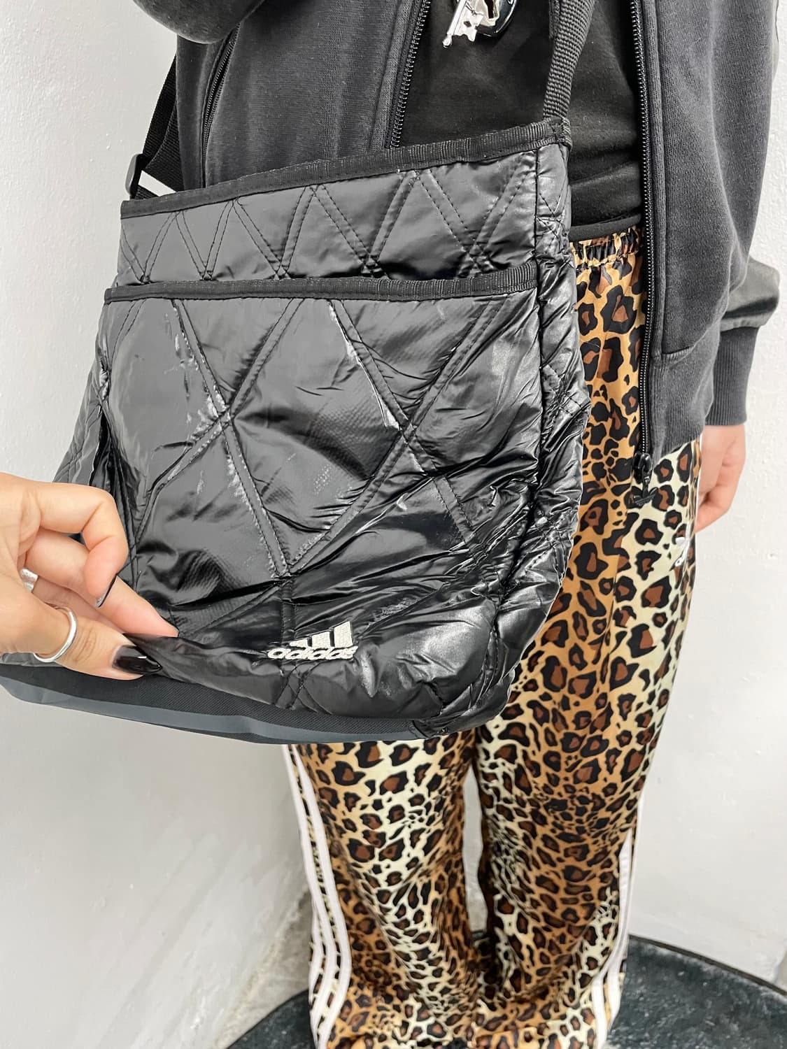 아디다스 로고 퀼팅 크로스백 상품이미지3