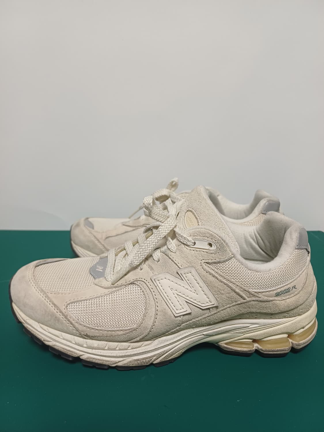 뉴발란스 2002R 오프 화이트 [240] 상품이미지1