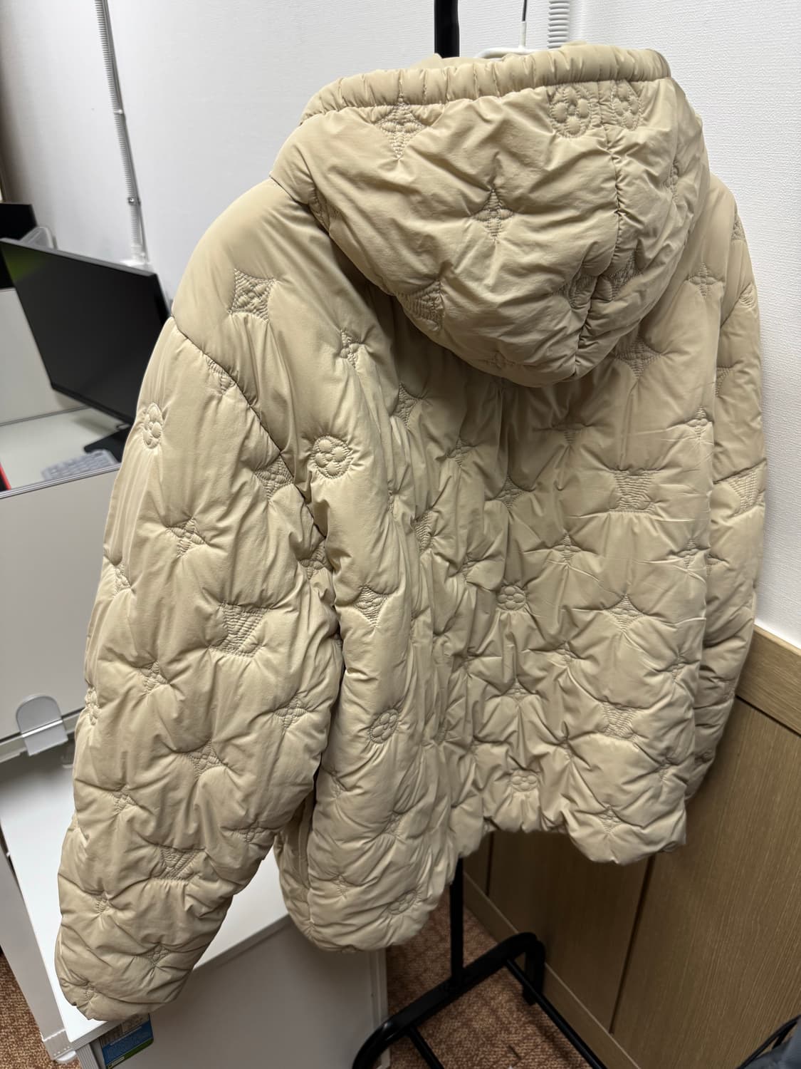 24FW 루이비통 모노그램 퀄티드 후드 패딩 자켓 베이지 상품이미지4