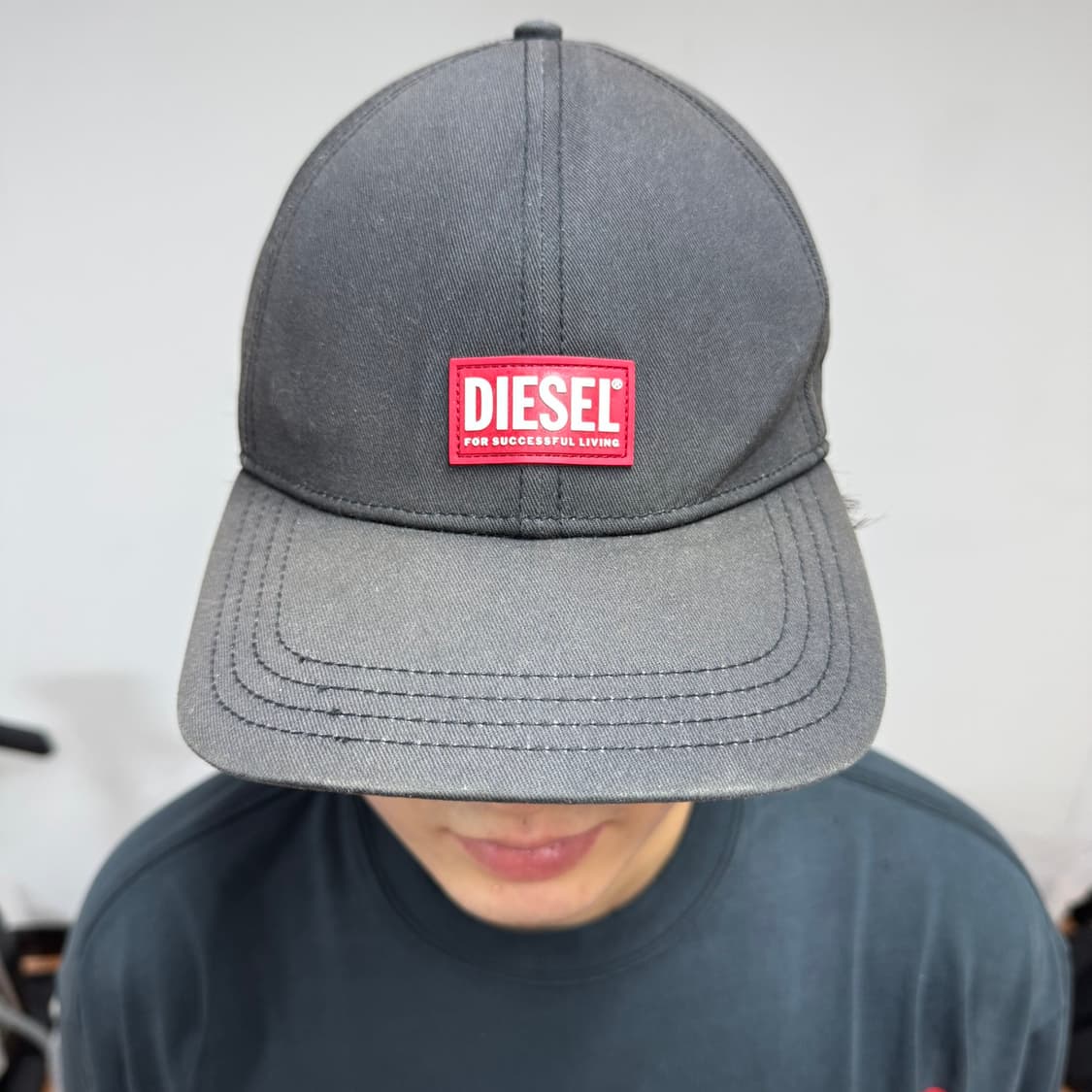 DIESEL 디젤 블랙 로고 볼캡 Free size - 착샷 o 상품이미지6