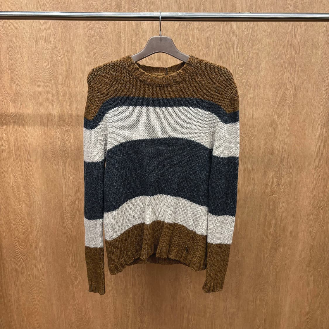 도나카란 뉴욕 라운드넥 스트라이프 니트 로고 메탈 장식 브라운 차콜 상품이미지2