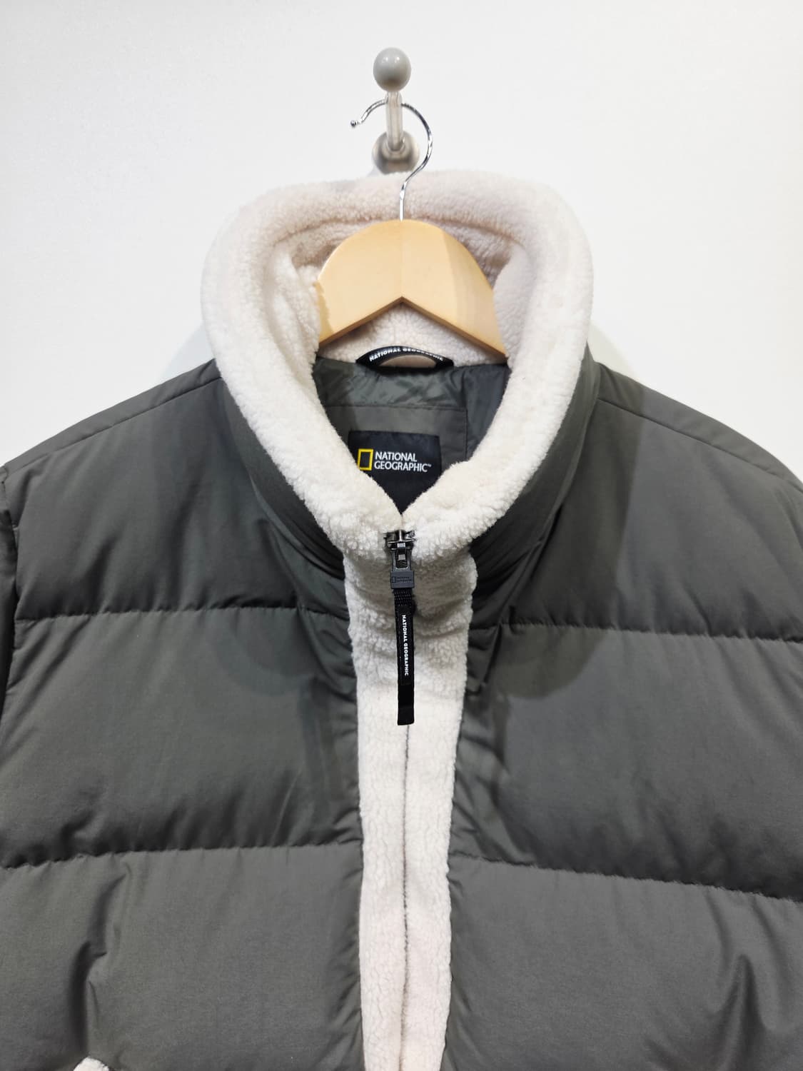 내셔널지오그래픽 뽀글이 덕다운 숏패딩 카키 상품이미지3