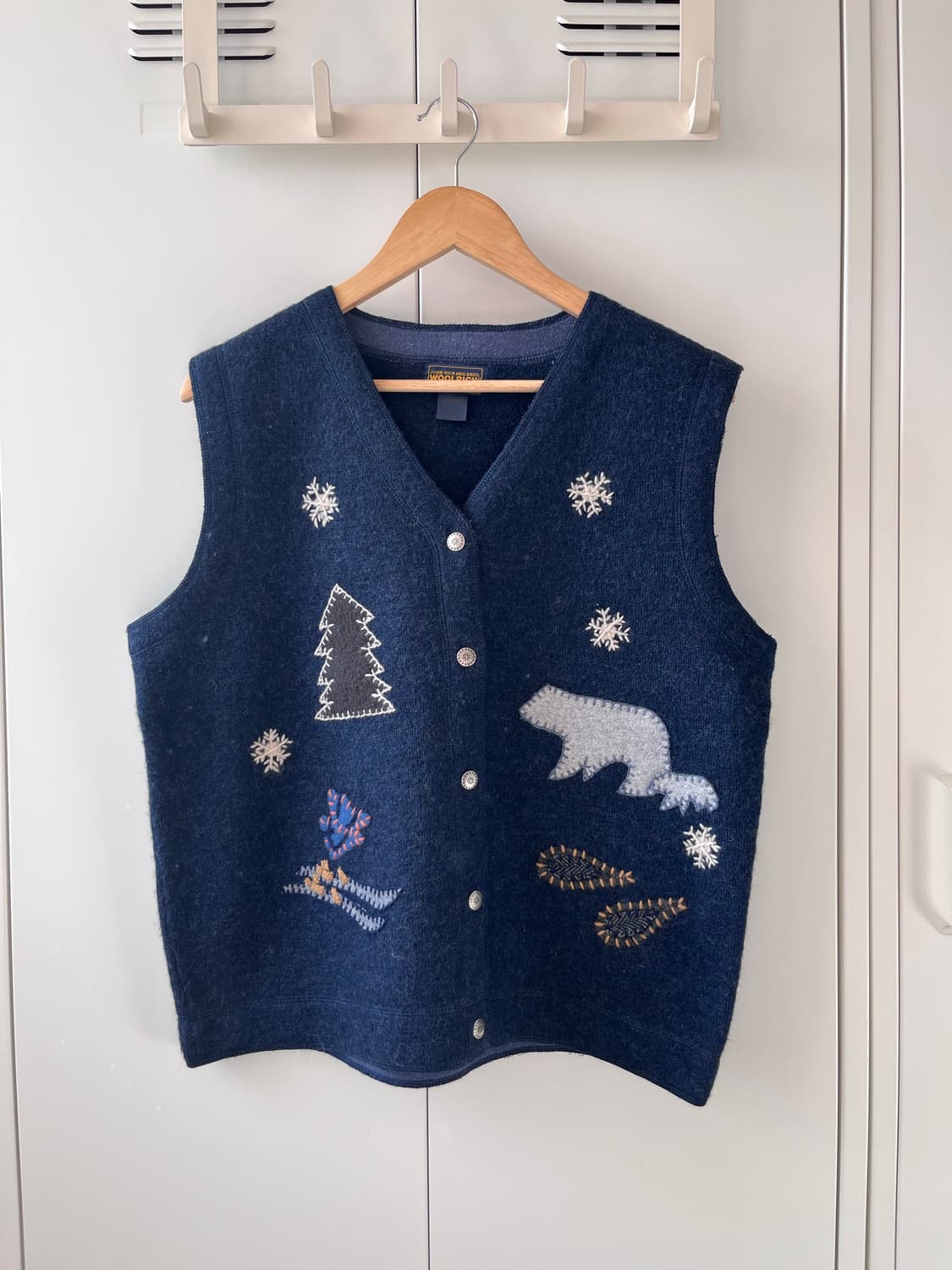 울리치 북극곰 자수 니트 조끼 가디건 상품이미지1