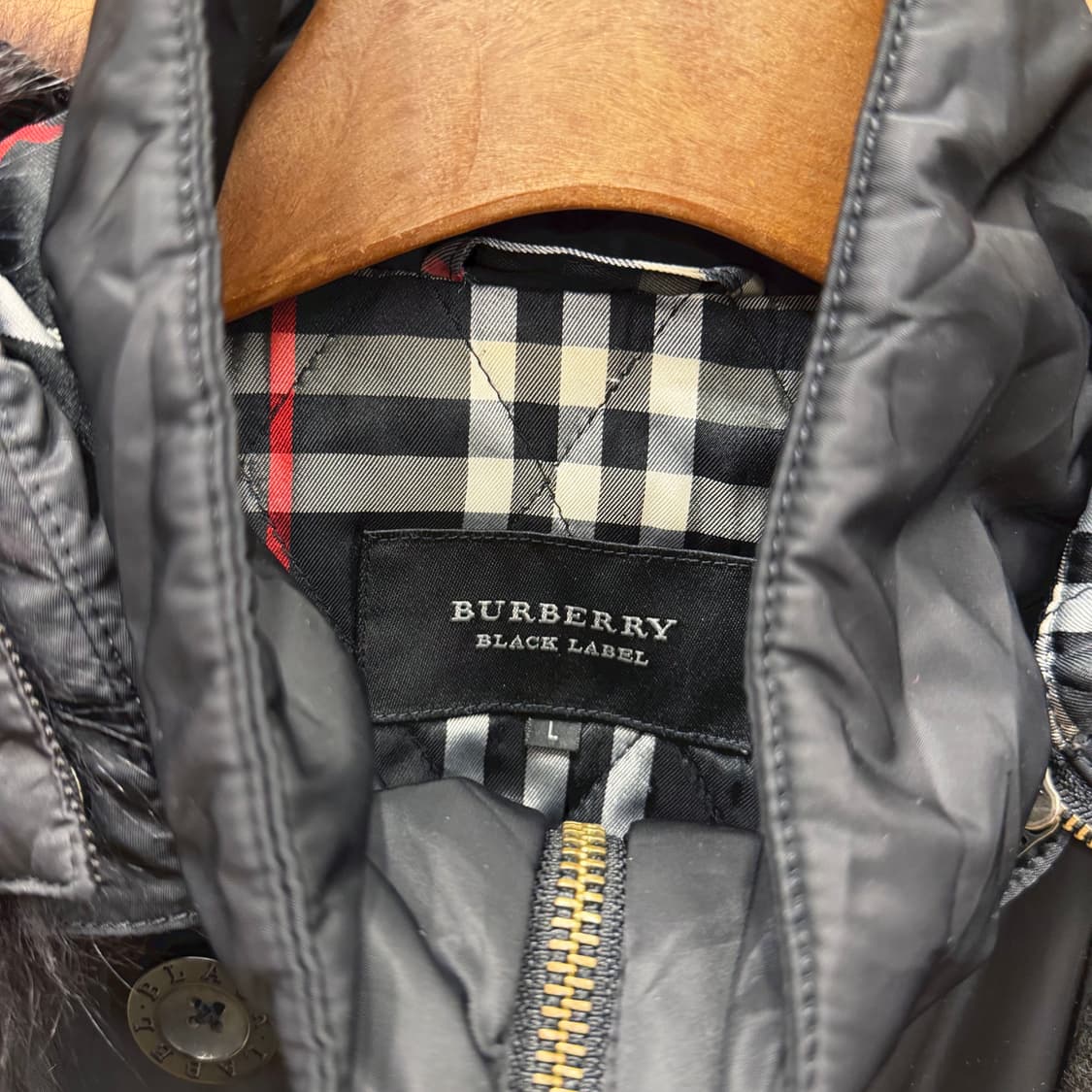 버버리 블랙라벨 패딩 자켓 퍼 후드 체크 안감 밑단 스트링 디테일 블랙 상품이미지7