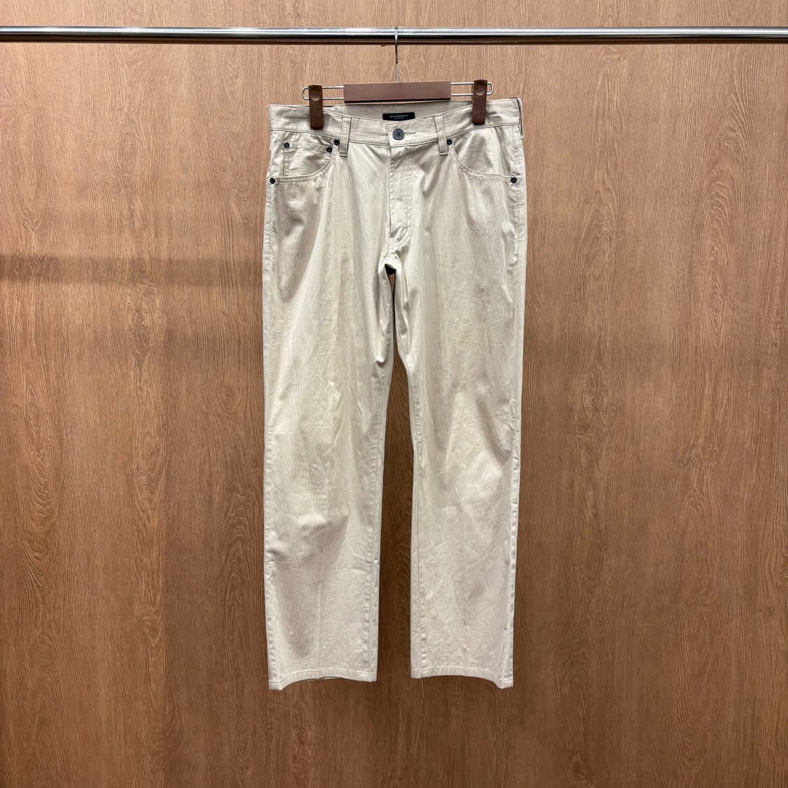 버버리 런던 코튼 스트레이트 팬츠 각인 버튼 레더 패치 디테일 베이지 상품이미지2