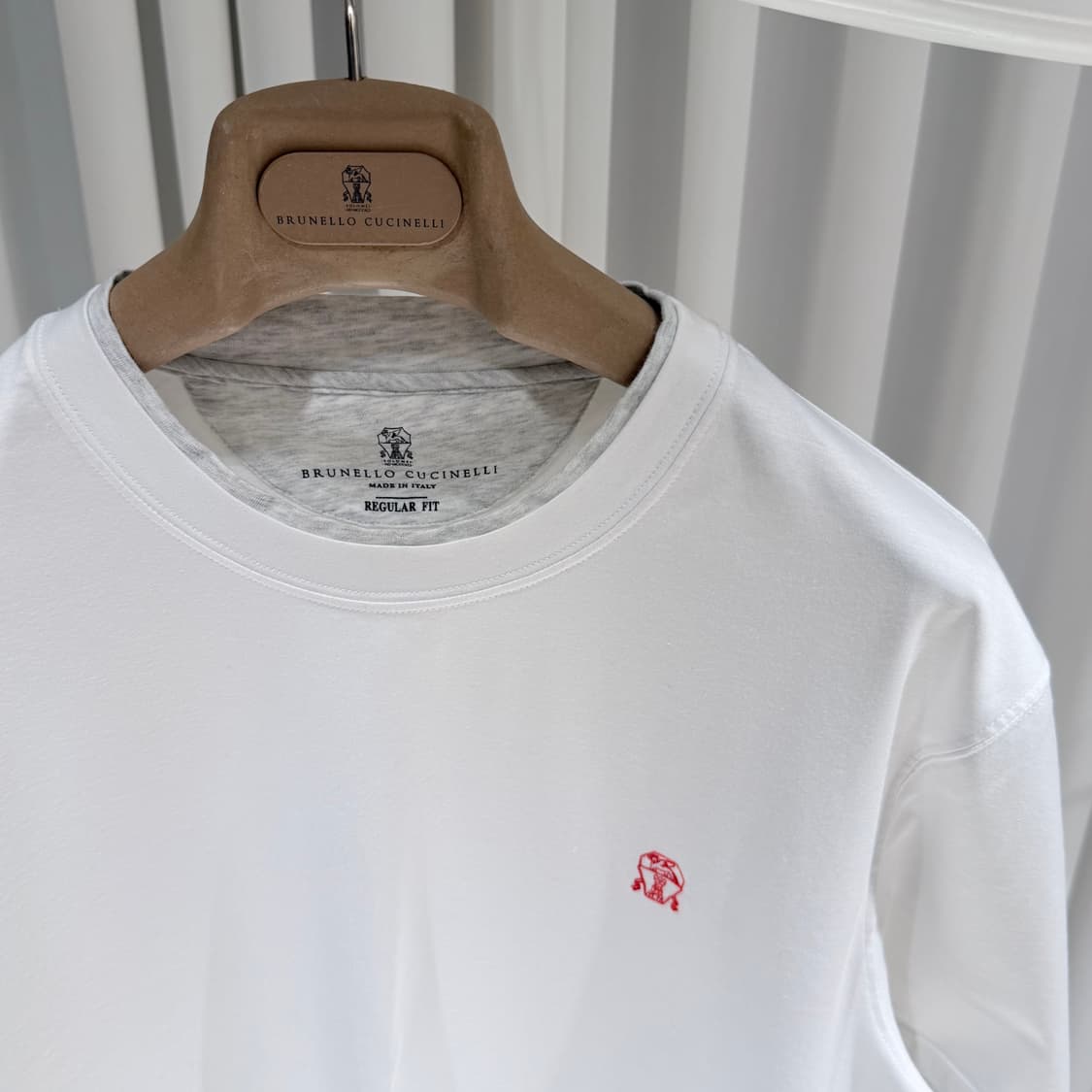 (A+/52) / 브루넬로쿠치넬리 자수 로고 레귤러핏 화이트 반팔 티셔츠 상품이미지4