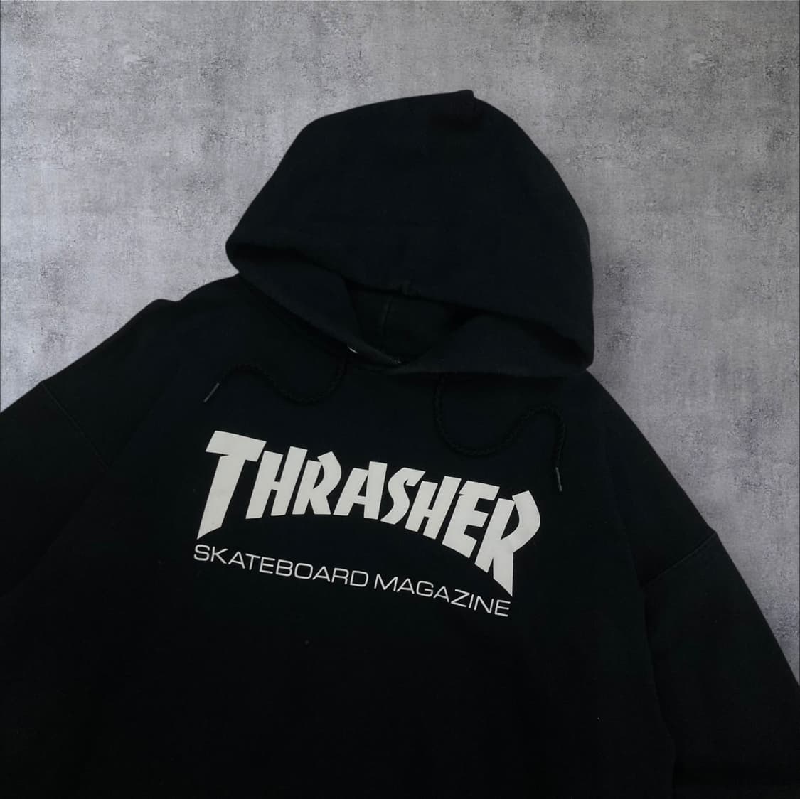 트레셔 블랙 컬러 스펠아웃 빅로고 후드티 상품이미지2