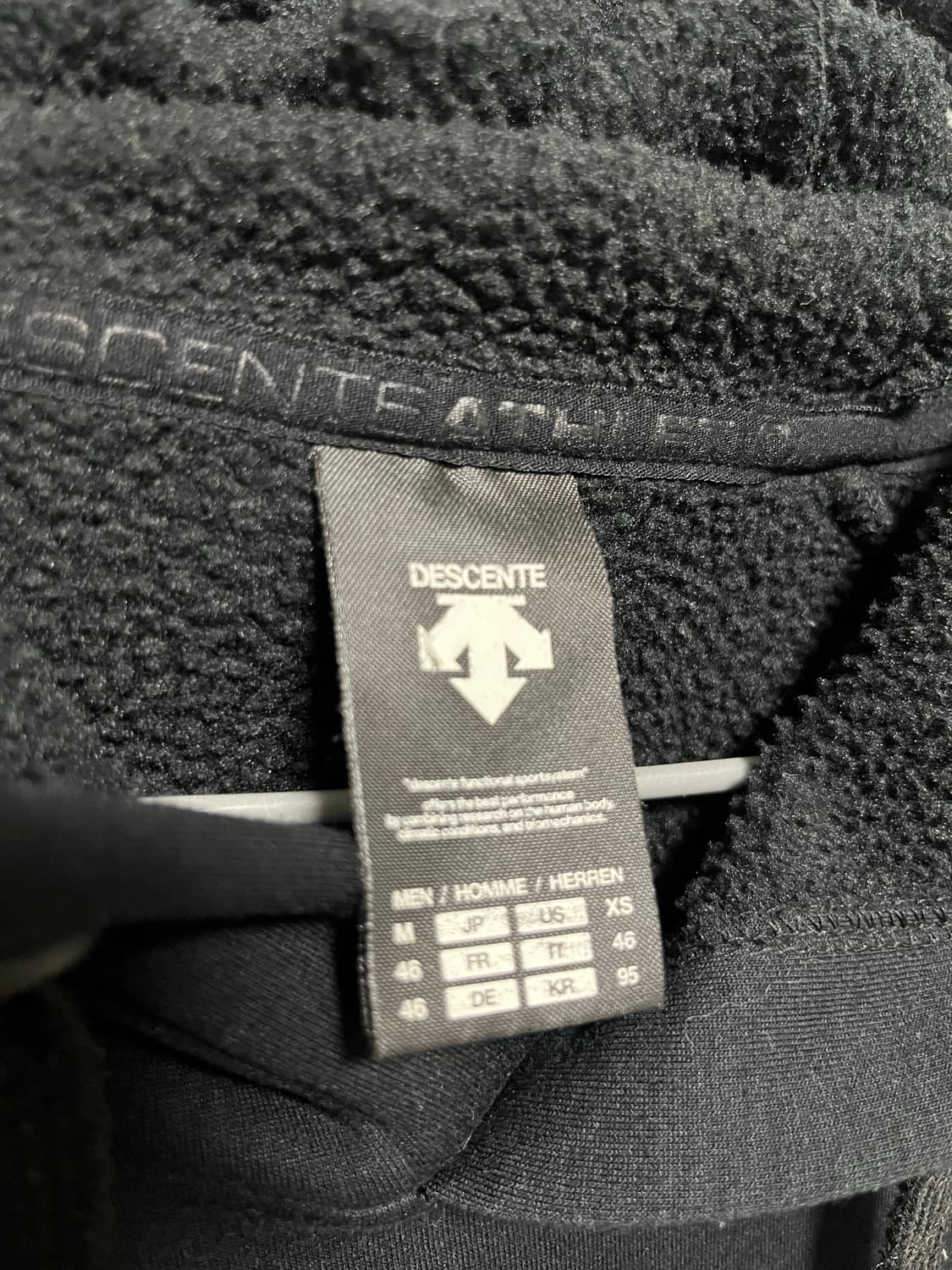 데상트 블랙 기모 후드티 상품이미지2