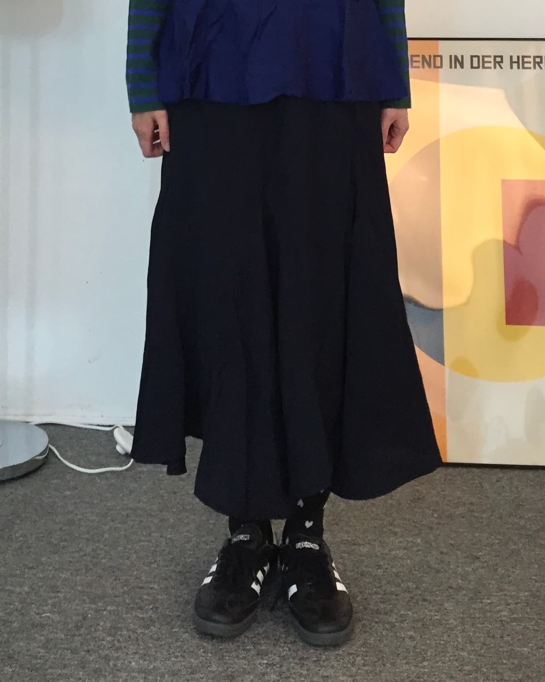 Navy V-Waist Flare Midi Skirt 상품이미지1