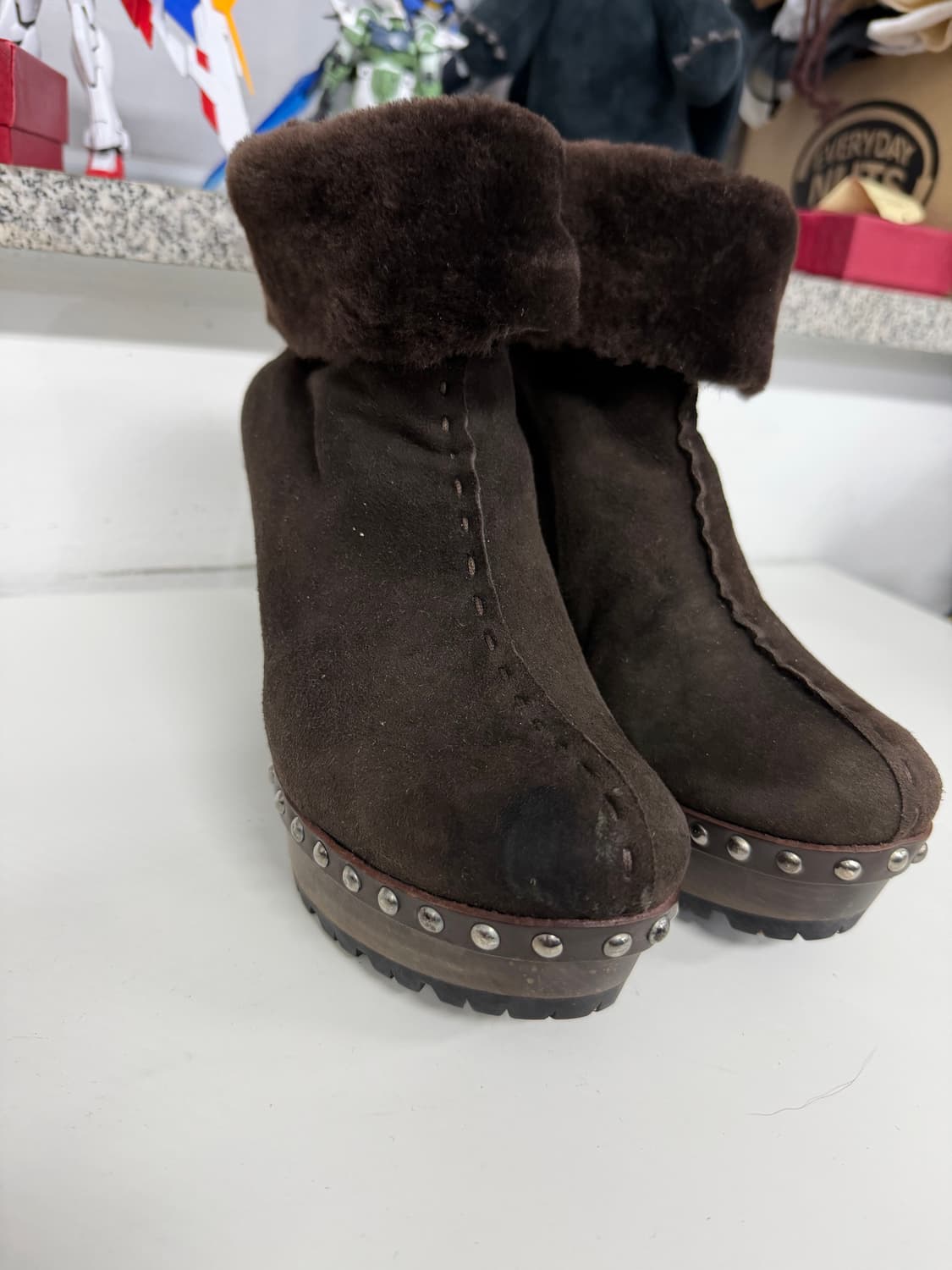정품) 미우미우 스웨이드 스터드 장식 털부츠 38 상품이미지3