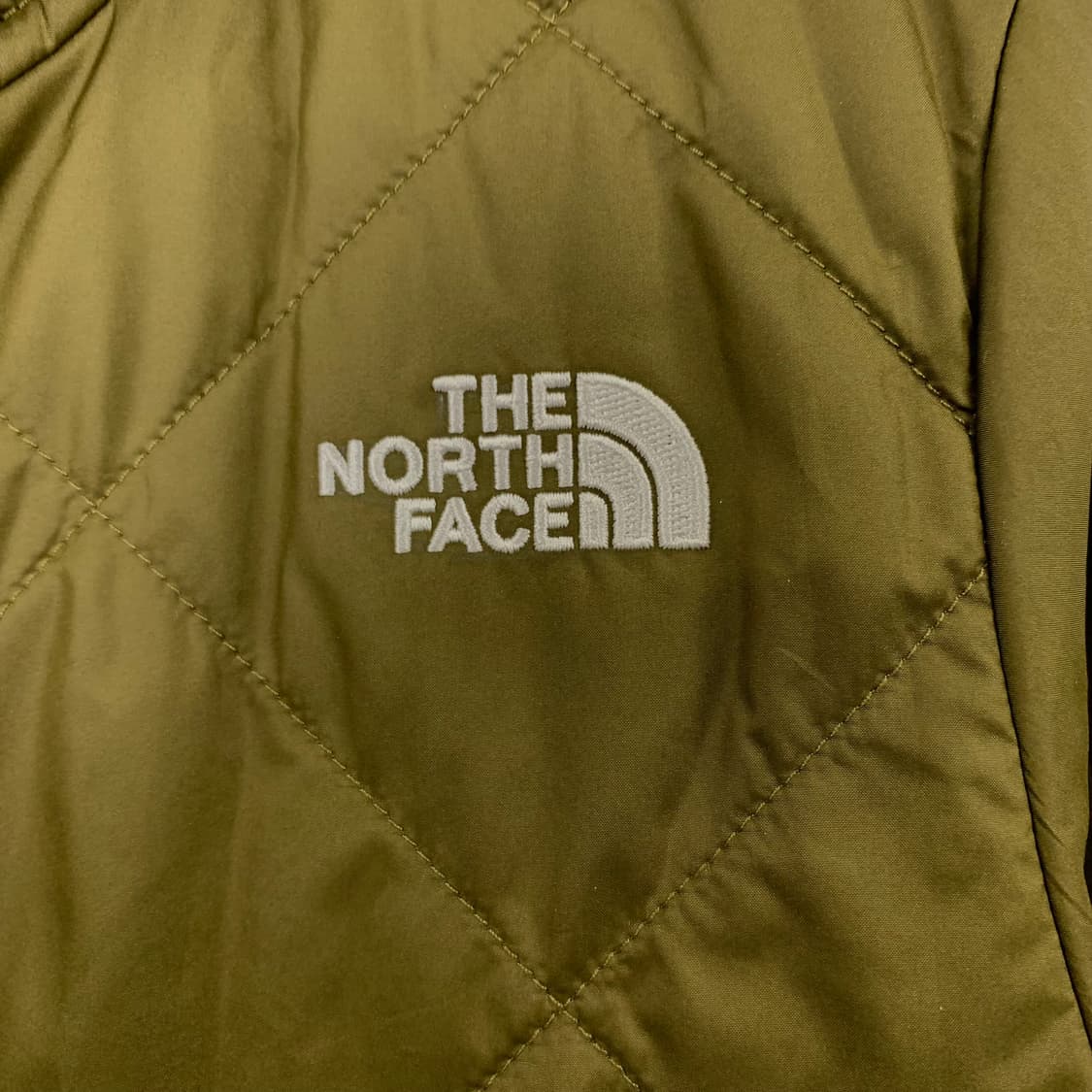 노스페이스 자수로고 카키 경량 패딩 상품이미지4