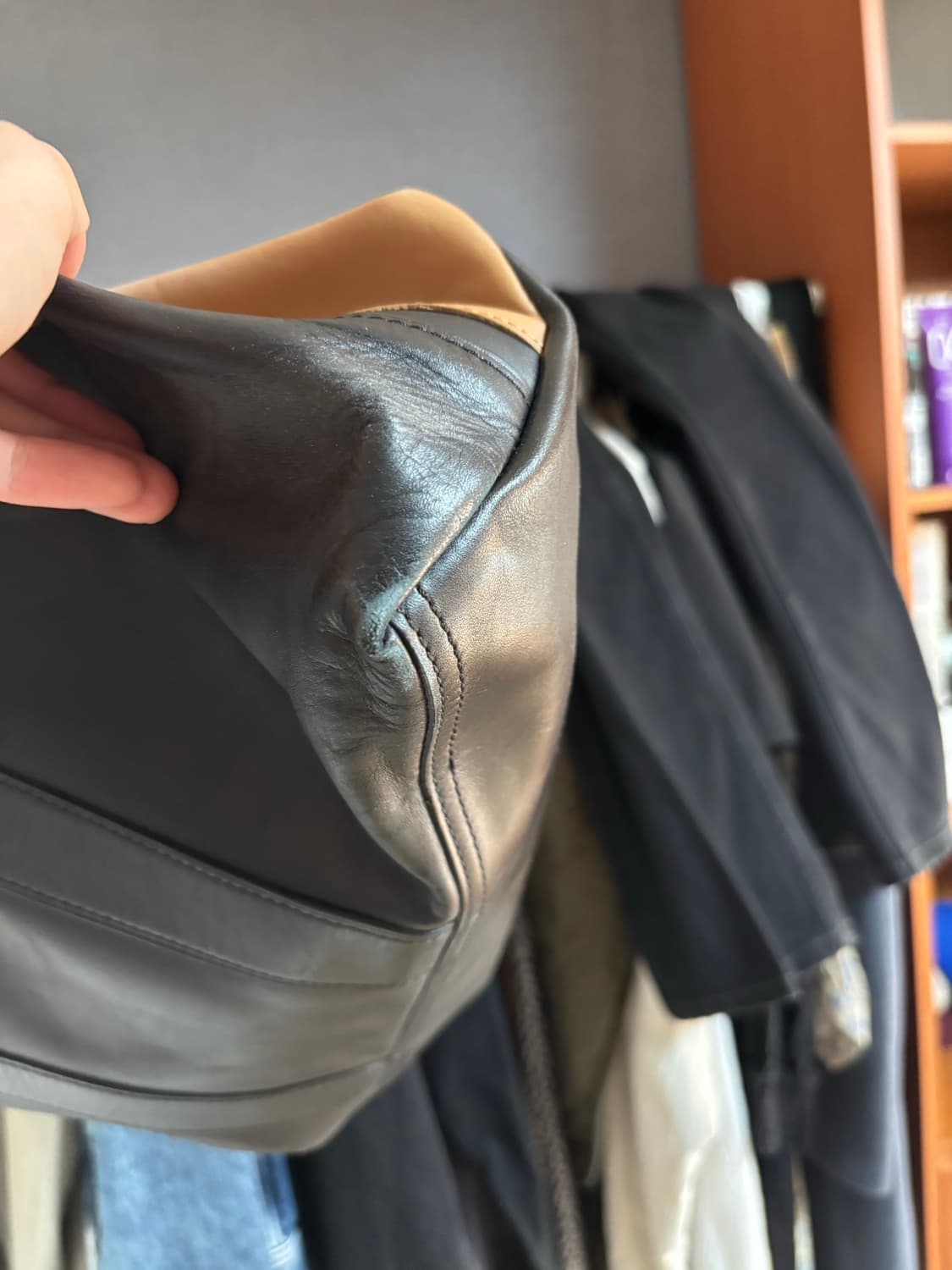 3.1 필립림 레더 아워백 블랙 카멜 상품이미지4