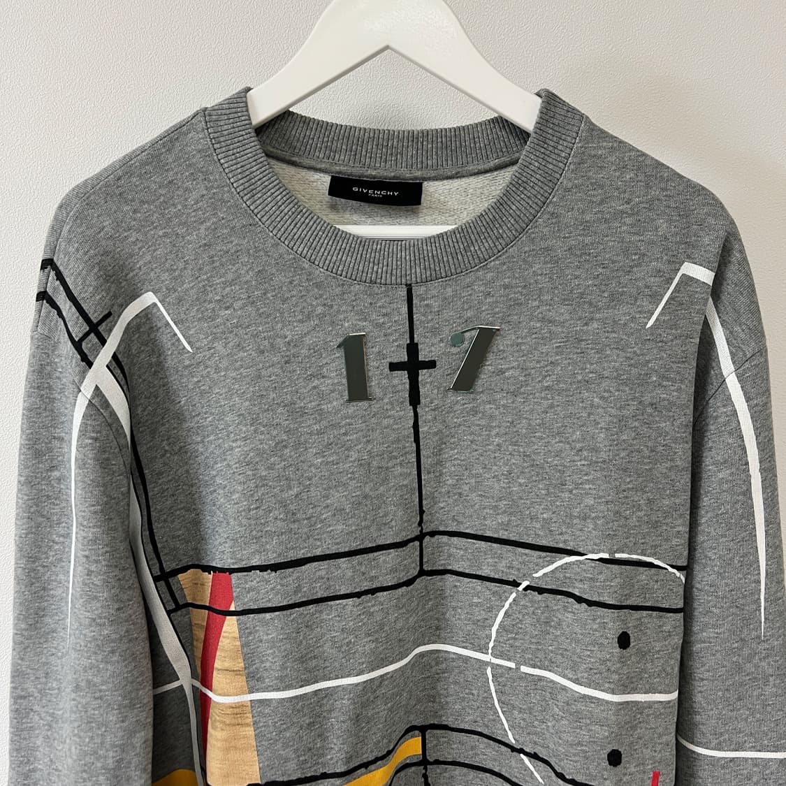 지방시 14AW 메탈 장식 기하학 맨투맨 그레이 상품이미지6