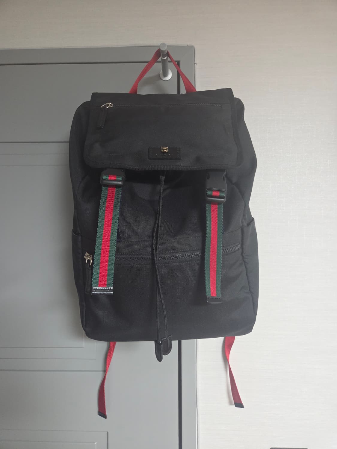 구찌 블랙 삼선 스트랩 백팩 상품이미지1