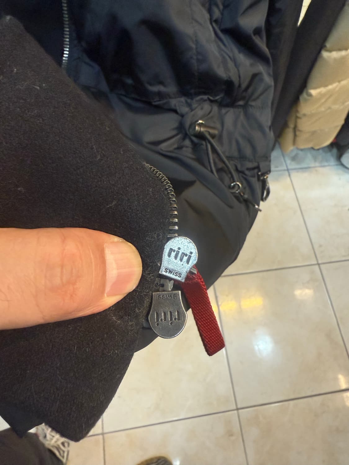 44/66 정품 프라다 후드 경량패딩 팝니다 상품이미지6